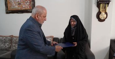 زيارة رئيس جامعة الدفاع الوطني العليا لأسرة الشهيد العميد الطيار كيومرث خونساري