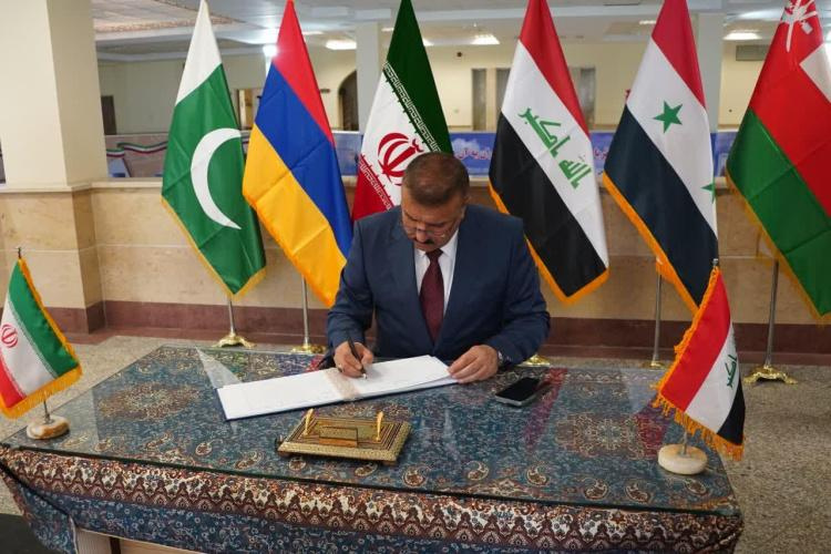 تذکار خطي لمعالي وزیر الداخلیة العراقي بسجل الزیارات للجامعة العلیا للدفاع الوطني
