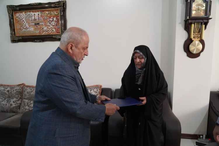 زيارة رئيس جامعة الدفاع الوطني العليا لأسرة الشهيد العميد الطيار كيومرث خونساري