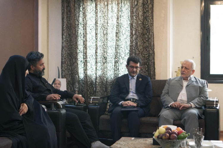دیدار رئیس دانشگاه عالی دفاع ملی با خانواده شهید سرهنگ شمسالله هاشمی